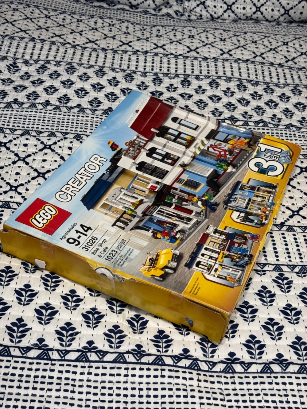LEGO Creator 3-in-1 Bike Shop & Café (Set 31026) - Picture 2 of 6